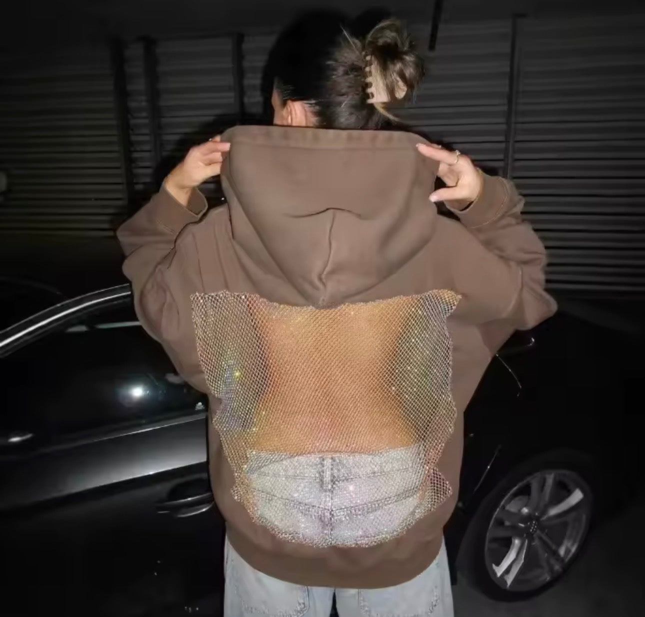 Sweat oversize marron à dos en strass transparent — style street & sexy